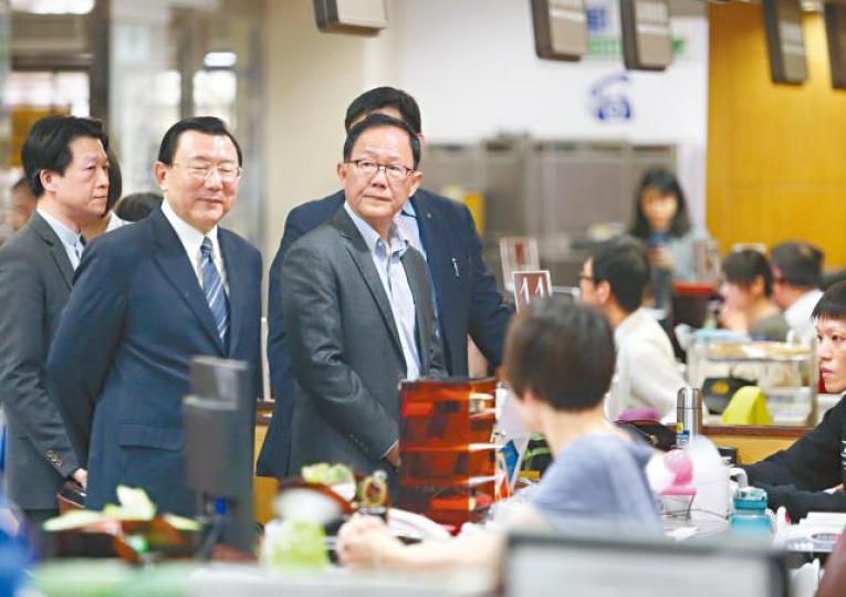 丁守中昨到台北地院提出驗票要求。台灣《蘋果日報》