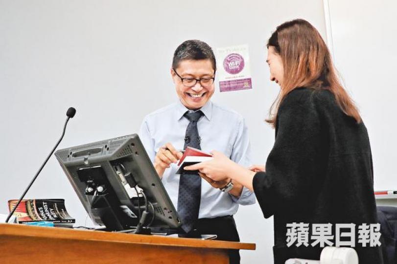 昨晚授課完結後,有學生遞上書本向陳健民索取簽名。 昨晚授課完結後,有學生遞上書本向陳健民索取簽名。