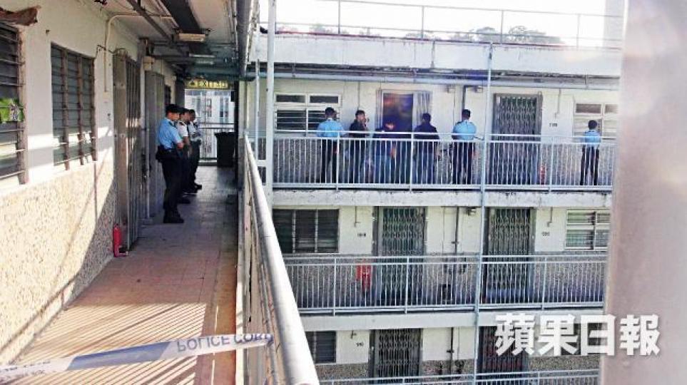 案發單位昨仍未解封,多名探員返回現場調查。 黃麗英攝死者黃玲姓羅疑兇昨由警員押返兇案單位重組案情。街坊關太指案發前一晚疑兇曾持刀在走廊敲鐵閘。黃婆婆形容未曾聽聞疑兇打老婆,未料發生今次命案。 案發單位昨仍未解封,多名探員返回現場調查。 黃麗英攝死者黃玲姓羅疑兇昨由警員押返兇案單位重組案情。街坊關太指案發前一晚疑兇曾持刀在走廊敲鐵閘。黃婆婆形容未曾聽聞疑兇打老婆,未料發生今次命案。