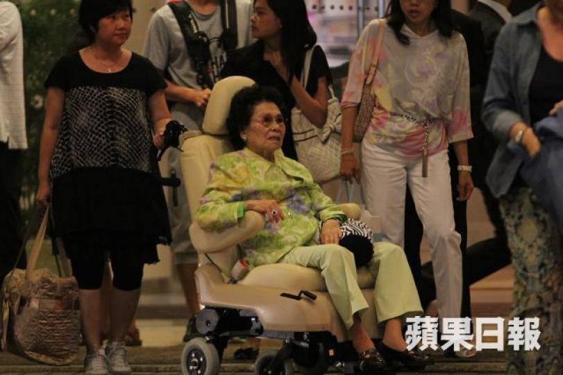 郭老太鄺肖卿(坐輪椅者)近期不斷增持新地股份,值得睇好。 資料圖片 郭老太鄺肖卿(坐輪椅者)近期不斷增持新地股份,值得睇好。 資料圖片