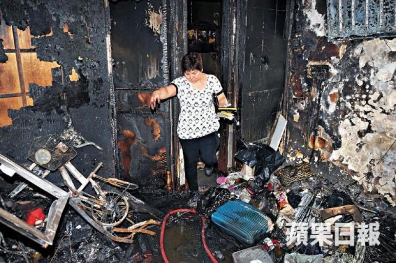 起火單位付諸一炬,女戶主返回收拾。張家豪攝火警期間,不斷有火舌掉下。讀者提供圖片 起火單位付諸一炬,女戶主返回收拾。張家豪攝火警期間,不斷有火舌掉下。讀者提供圖片