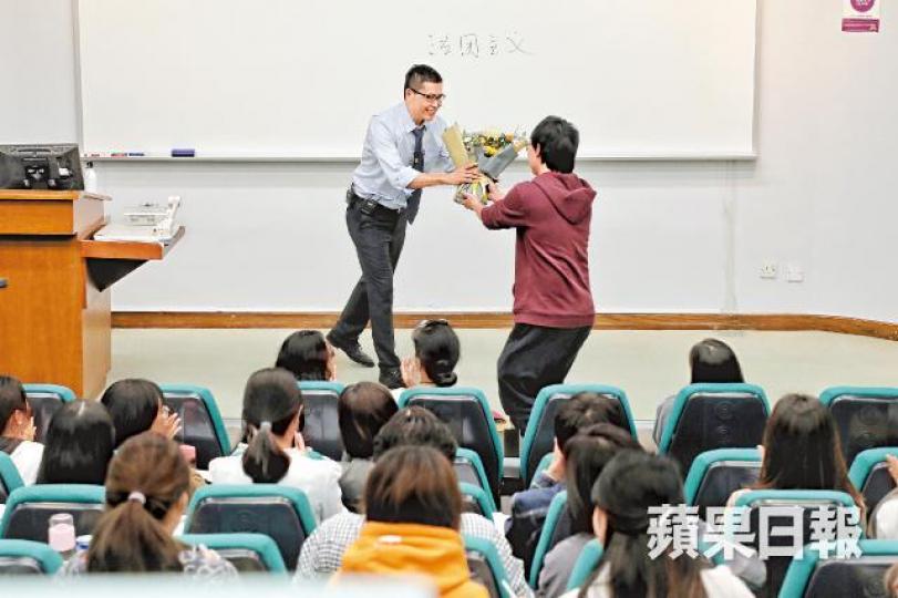 【最後一課】佔中三子之一陳健民昨作供後,由西九龍裁判法院匆匆趕回中大上最後一課,學生代表向陳致送鮮花。許頌明攝陳健民昨早出庭自辯。佔中發生後,長毛跪求學生不要離開,呼籲「贏就一齊贏,輸就一齊輸」。2014年9月,市民不滿人大8.31決定封殺真普選,爆發雨傘運動。許頌明攝 【最後一課】佔中三子之一陳健民昨作供後,由西九龍裁判法院匆匆趕回中大上最後一課,學生代表向陳致送鮮花。許頌明攝陳健民昨早出庭自辯。佔中發生後,長毛跪求學生不要離開,呼籲「贏就一齊贏,輸就一齊輸」。2014年9月,市民不滿人大8.31決定封殺真普選,爆發雨傘運動。許頌明攝