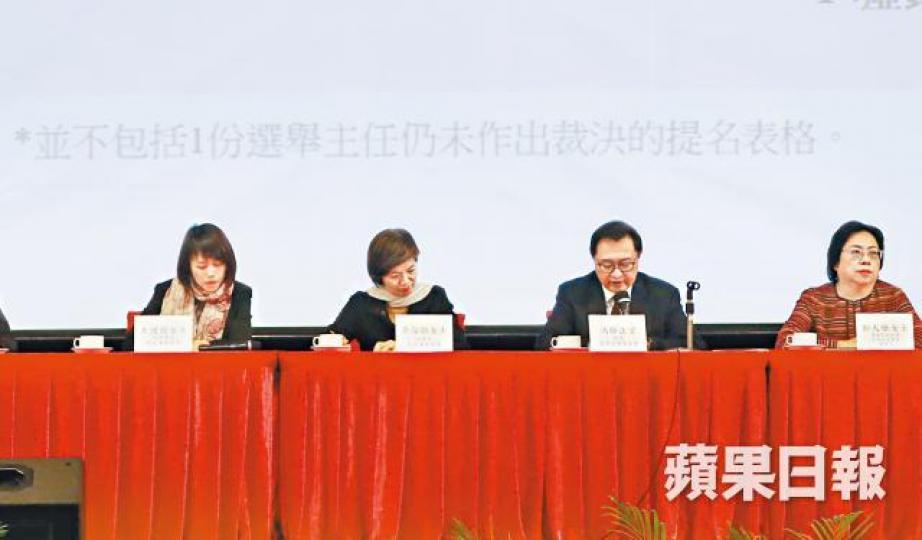 選管會主席馮驊(右二)昨晚於村選簡介會表示,仍有一份提名表格未獲選舉主任確認。王子俊攝 選管會主席馮驊(右二)昨晚於村選簡介會表示,仍有一份提名表格未獲選舉主任確認。王子俊攝