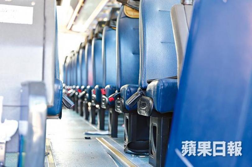 出事旅遊巴上座位有安全帶設備。 出事旅遊巴上座位有安全帶設備。
