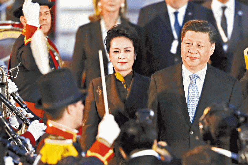 國家主席習近平和夫人彭麗媛抵達阿根廷布宜諾斯艾利斯國際機場,出席一連兩日的G20峯會。美聯社 國家主席習近平和夫人彭麗媛抵達阿根廷布宜諾斯艾利斯國際機場,出席一連兩日的G20峯會。美聯社