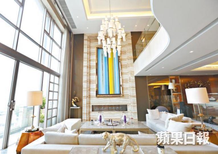 大埔比華利山別墅「皇宮屋」大廳闊落，樓底逾20呎高。3樓主人套房寬敞，面積逾400方呎。套房浴室提供按摩池。衣帽間掛上發展商送贈的晚禮服。單位連6個車位出售。皇宮屋罕有設蒸氣桑拿房。大宅內置電梯，方便上落。比華利山別墅叫價1.28億元放盤。資料圖片單位露台望海景。飯廳放置入牆酒櫃。