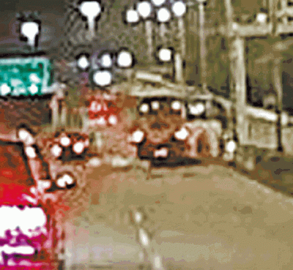 肇事旅巴猛撼的士車尾後失控撞向右邊路壆再反彈。 肇事旅巴猛撼的士車尾後失控撞向右邊路壆再反彈。