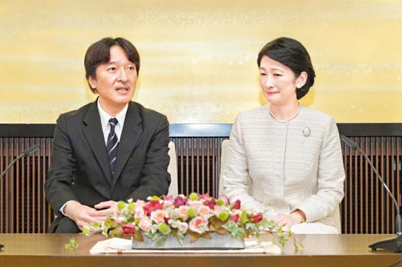 文仁昨天53歲生日與妻子紀子妃開記者會，罕有公開批評政府決定。美聯社宮內廳昨發放文仁一家五口合照，長女真子（左）出嫁遇障礙。日皇明仁（右）明年4月將退位，皇太子德仁繼位。資料圖片