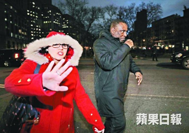 加迪奧離開法庭時未回應記者提問,其代表律師更出手攔阻。王心義攝庭上素描顯示,加迪奧作供時旁有黑板展示涉案人物圖片,其中包括何志平。美聯社 加迪奧離開法庭時未回應記者提問,其代表律師更出手攔阻。王心義攝庭上素描顯示,加迪奧作供時旁有黑板展示涉案人物圖片,其中包括何志平。美聯社