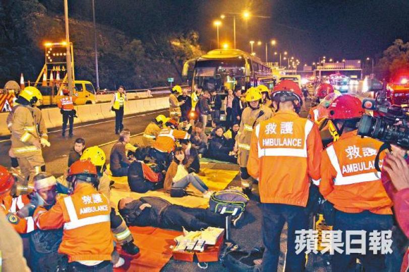 青衣長青公路昨凌晨發生奪命車禍,大批救護員到場為傷者急救包紮。潘志能攝警司葉小明指肇事司機當時已經駕駛10小時,相信他頗疲倦。冠忠巴士主席黃良柏指司機中間有休息時間。陳肇始、羅致光及陳帆昨到瑪嘉烈醫院探望傷者。 青衣長青公路昨凌晨發生奪命車禍,大批救護員到場為傷者急救包紮。潘志能攝警司葉小明指肇事司機當時已經駕駛10小時,相信他頗疲倦。冠忠巴士主席黃良柏指司機中間有休息時間。陳肇始、羅致光及陳帆昨到瑪嘉烈醫院探望傷者。