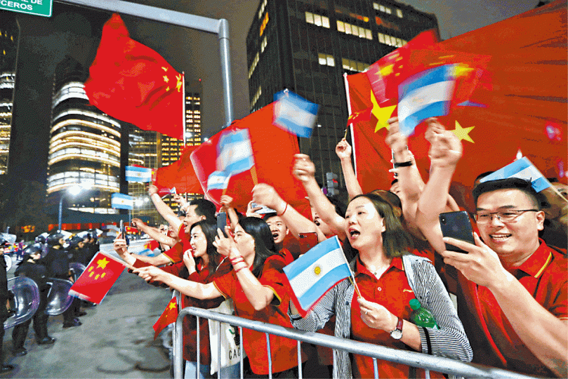 阿根廷華人在習近平入住的酒店外,揮動兩國國旗歡迎。路透社 阿根廷華人在習近平入住的酒店外,揮動兩國國旗歡迎。路透社
