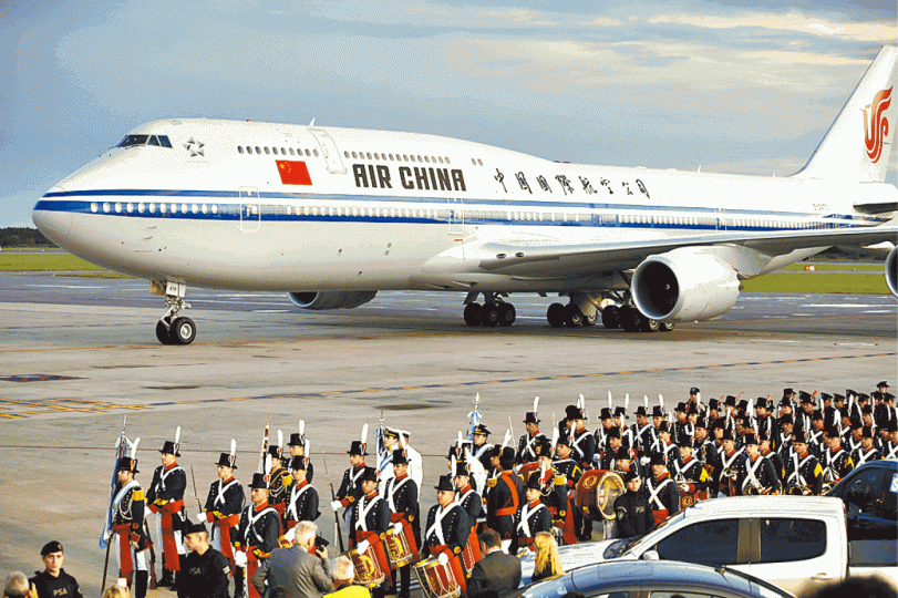 習近平乘專機抵布宜諾斯艾利斯機場，當局派儀仗隊歡迎。美聯社