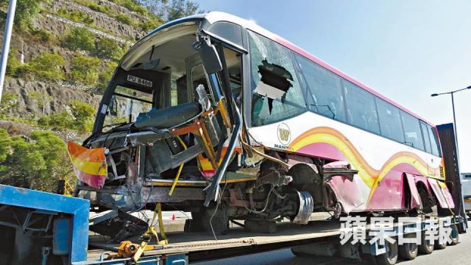 肇事旅遊巴車頭損毀嚴重,事後被運離車禍現場。 肇事旅遊巴車頭損毀嚴重,事後被運離車禍現場。