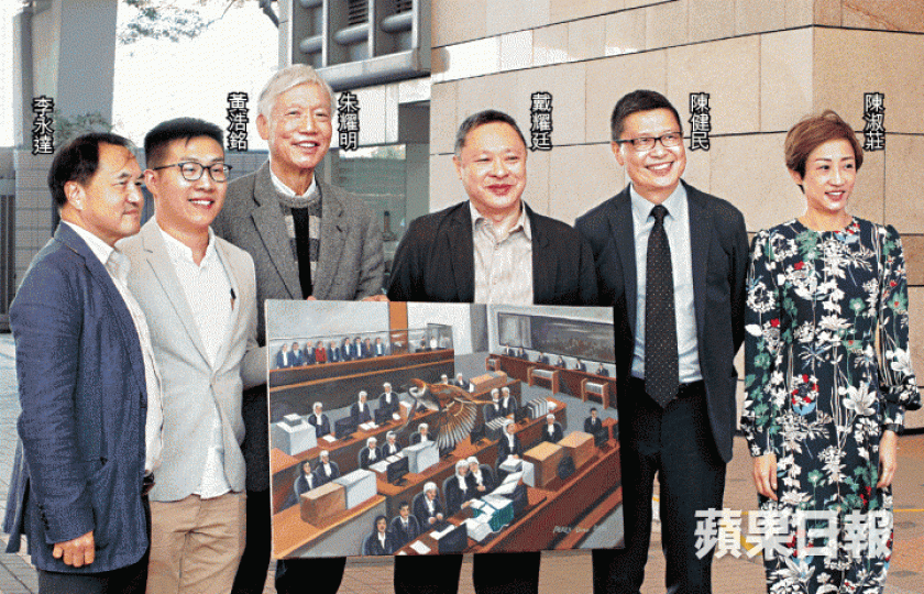三子與其他被告持市民所畫的油畫拍照,畫中描繪庭內情況,及寄望九子如畫中鳥自由飛翔。李潤芳攝 三子與其他被告持市民所畫的油畫拍照,畫中描繪庭內情況,及寄望九子如畫中鳥自由飛翔。李潤芳攝