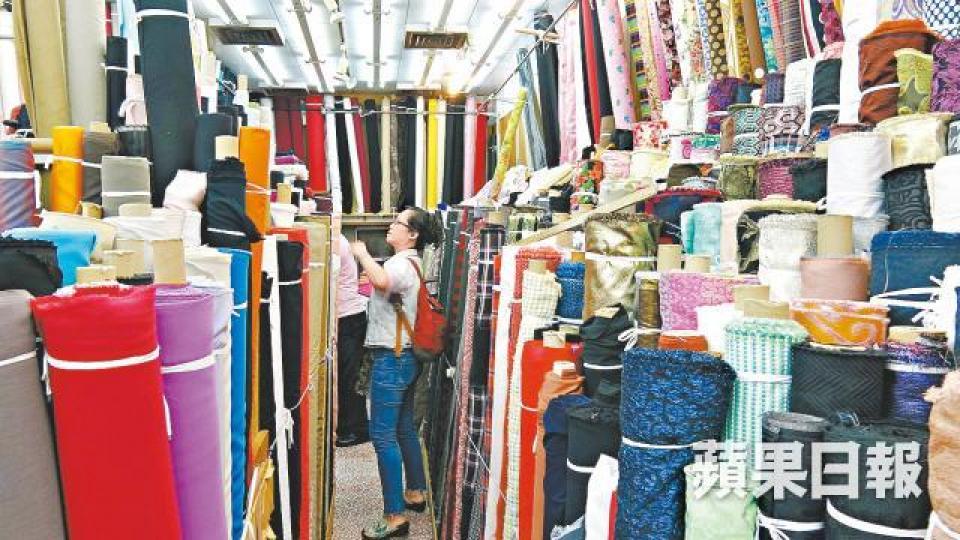 到店內買布的客人不單止港人，印巴、菲律賓或外籍人士均有。
