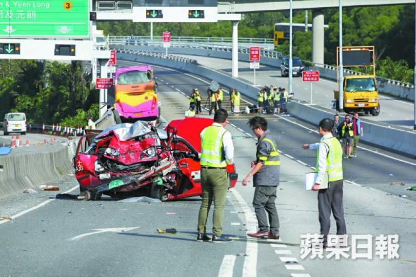 青衣長青公路昨發生嚴重車禍致多人死傷,警方及政府化驗所人員到場調查。詹家志攝消防員登上旅巴拯救被困乘客,車身血迹斑斑。死者劉健昇死者顏浩斌死者呂志遠 青衣長青公路昨發生嚴重車禍致多人死傷,警方及政府化驗所人員到場調查。詹家志攝消防員登上旅巴拯救被困乘客,車身血迹斑斑。死者劉健昇死者顏浩斌死者呂志遠