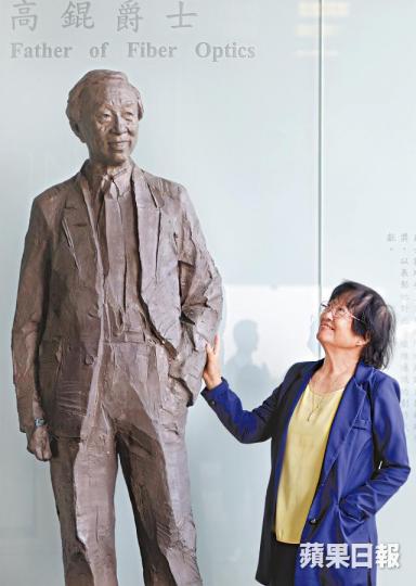 面對摯愛離世,高錕夫人至今未走出傷痛。王心義攝1959年高錕教授與太太黃美芸在英國倫敦舉行婚禮。已屆腦退化症晚期的高錕去年與家人聚餐,見到兒子高明漳(後右)、新抱(後中)及孫女時面露微笑。高錕慈善基金提供圖片 面對摯愛離世,高錕夫人至今未走出傷痛。王心義攝1959年高錕教授與太太黃美芸在英國倫敦舉行婚禮。已屆腦退化症晚期的高錕去年與家人聚餐,見到兒子高明漳(後右)、新抱(後中)及孫女時面露微笑。高錕慈善基金提供圖片