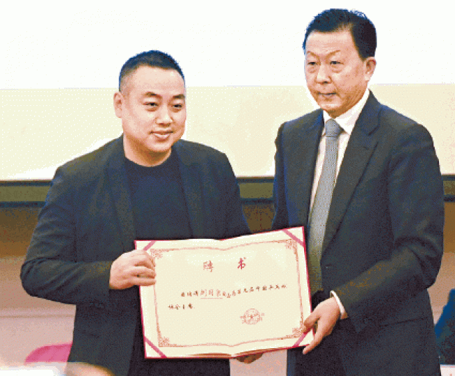 劉國梁(左)當選新一屆乒協主席。 劉國梁(左)當選新一屆乒協主席。