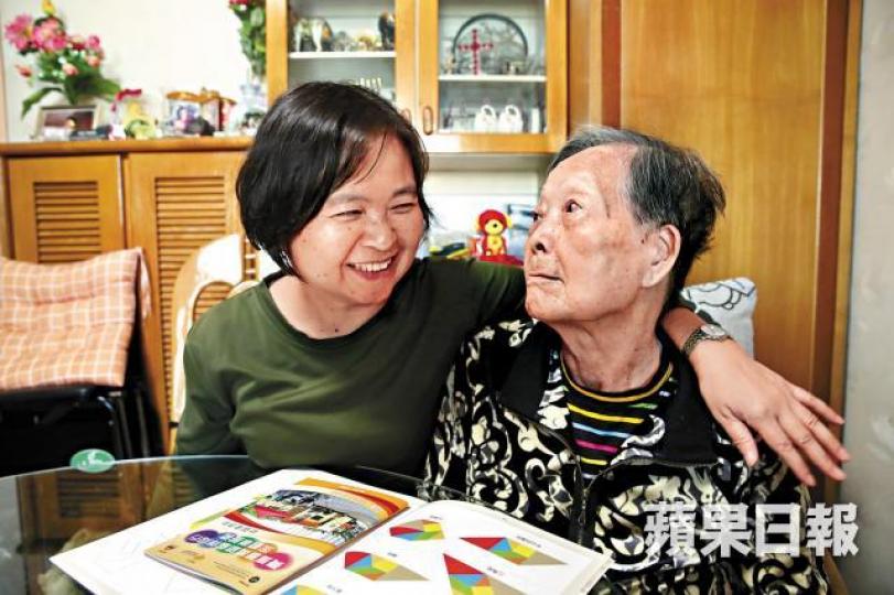 受助於「高錕流動車」的Mary(左)學懂如何照顧患腦退化症的母親。謝榮耀攝高錕夫人提出以流動車深入社區,加強公眾對腦退化症的認識;圖為2013年流動車揭幕禮。 受助於「高錕流動車」的Mary(左)學懂如何照顧患腦退化症的母親。謝榮耀攝高錕夫人提出以流動車深入社區,加強公眾對腦退化症的認識;圖為2013年流動車揭幕禮。