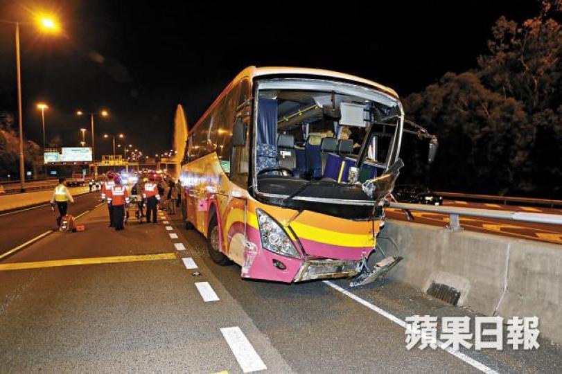 冠忠旅遊巴前日接載機場員工,駛至青衣時撞向死火的士,釀成5死32傷慘劇。資料圖片地勤葉宇剛在車禍中受傷,事後坐在馬路上等候救援。 冠忠旅遊巴前日接載機場員工,駛至青衣時撞向死火的士,釀成5死32傷慘劇。資料圖片地勤葉宇剛在車禍中受傷,事後坐在馬路上等候救援。