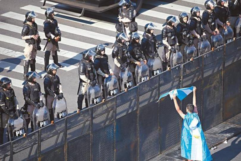 G20峯會保安嚴密,大批防暴警察佈防,示威者在場外抗議。路透社 G20峯會保安嚴密,大批防暴警察佈防,示威者在場外抗議。路透社