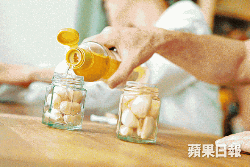 蒜頭浸醋其實是婦女放於床下底的家傳秘方,起初她們都不敢「獻醜」。Janis出生自單親家庭,深深被媽媽的堅強獨立影響。阿范是退休婦女,以前是一位文員。秀娥很享受當導師的時光,可以找回自己的自信。牙膏也可以自製,千萬別小看女人。說是授課,但其實大家都在互相交流學習。蒜頭其實用紅火蒜會更好吃,效果更好。這些花生糖都是本地婦女親手製作,相當美味。畢竟是樓上舖,知道有小店存在的人不多。 蒜頭浸醋其實是婦女放於床下底的家傳秘方,起初她們都不敢「獻醜」。Janis出生自單親家庭,深深被媽媽的堅強獨立影響。阿范是退休婦女,以前是一位文員。秀娥很享受當導師的時光,可以找回自己的自信。牙膏也可以自製,千萬別小看女人。說是授課,但其實大家都在互相交流學習。蒜頭其實用紅火蒜會更好吃,效果更好。這些花生糖都是本地婦女親手製作,相當美味。畢竟是樓上舖,知道有小店存在的人不多。