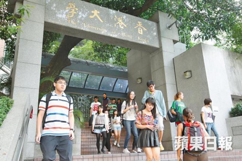 港大2019/20學年將調整聯招計分機制,文憑試獲5級或以上的科目將獲額外加分。應屆文憑試考生Emmy(中)指因港大遲公佈新計分機制,最後決定維持原有選科策略。謝榮耀攝 港大2019/20學年將調整聯招計分機制,文憑試獲5級或以上的科目將獲額外加分。應屆文憑試考生Emmy(中)指因港大遲公佈新計分機制,最後決定維持原有選科策略。謝榮耀攝