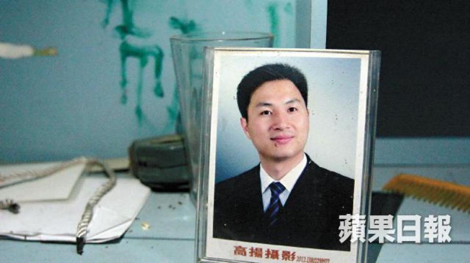 賀建奎的西裝照被父親珍而重之放在床頭。父母翻出賀建奎高中時的筆記簿,對其優秀成績讚不絕口。 張 軍攝自小崇拜愛因斯坦的賀在筆記簿寫上「我從來不把安逸和快樂看作是生活目標的本身,這種倫理基礎,我叫它豬玀的思想」。賀建奎的湖南老家內裏十分簡陋。這幢兩層高樓房目前只剩下賀建奎父母居住。 賀建奎的西裝照被父親珍而重之放在床頭。父母翻出賀建奎高中時的筆記簿,對其優秀成績讚不絕口。 張 軍攝自小崇拜愛因斯坦的賀在筆記簿寫上「我從來不把安逸和快樂看作是生活目標的本身,這種倫理基礎,我叫它豬玀的思想」。賀建奎的湖南老家內裏十分簡陋。這幢兩層高樓房目前只剩下賀建奎父母居住。