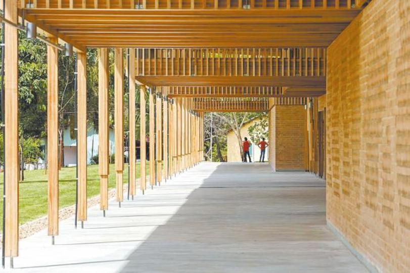 呈直線線條的「兒童村」帶兒童主義風格。互聯網建在巴西雨林中的「兒童村」,讓孩童毋須再長途跋涉上學。互聯網 呈直線線條的「兒童村」帶兒童主義風格。互聯網建在巴西雨林中的「兒童村」,讓孩童毋須再長途跋涉上學。互聯網