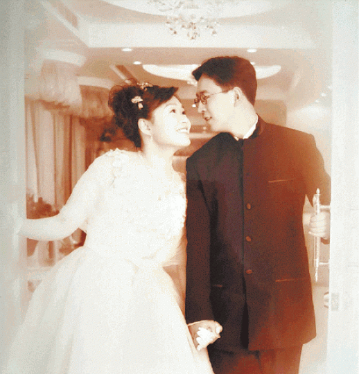許曉暉在英國留學時認識丈夫翟普,並於2001年結婚。 許曉暉在英國留學時認識丈夫翟普,並於2001年結婚。