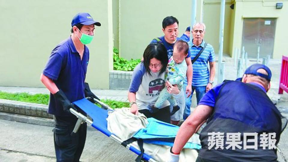 三歲女童猝死家中,遺體由仵工移送殮房時,其母傷心撫屍。周鴻熙攝 三歲女童猝死家中,遺體由仵工移送殮房時,其母傷心撫屍。周鴻熙攝