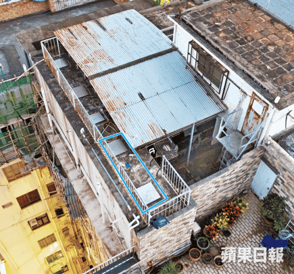 女保安員失蹤30小時後被發現陳屍天台鹹水缸（藍框示）。死者丈夫趕到現場認屍，神情哀傷。