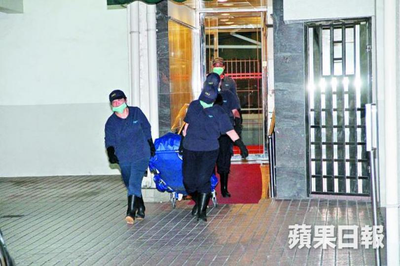 仵工將死者遺體移送殮房。司徒韋桐攝