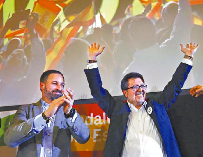 聲音黨領袖阿瓦斯卡爾(左)得知選舉結果後,跟黨友慶祝。路透社 聲音黨領袖阿瓦斯卡爾(左)得知選舉結果後,跟黨友慶祝。路透社