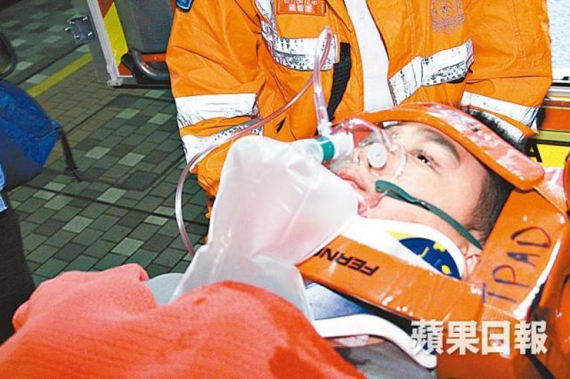 墮樓男童送院搶救。警方事後到男童住所調查事件。 墮樓男童送院搶救。警方事後到男童住所調查事件。