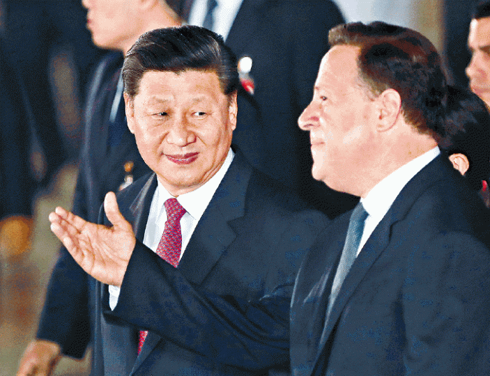 習近平前晚乘專機抵巴拿馬,巴拿馬總統巴雷拉親往機場迎接。路透社 習近平前晚乘專機抵巴拿馬,巴拿馬總統巴雷拉親往機場迎接。路透社