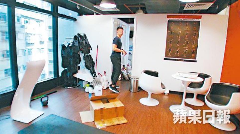【職員清雜物】位於銅鑼灣的Body Express分店昨起停業。張培生攝【創辦人發惡】蔣霆昨現身灣仔分店,被追訪時拍打記者鏡頭。 【職員清雜物】位於銅鑼灣的Body Express分店昨起停業。張培生攝【創辦人發惡】蔣霆昨現身灣仔分店,被追訪時拍打記者鏡頭。