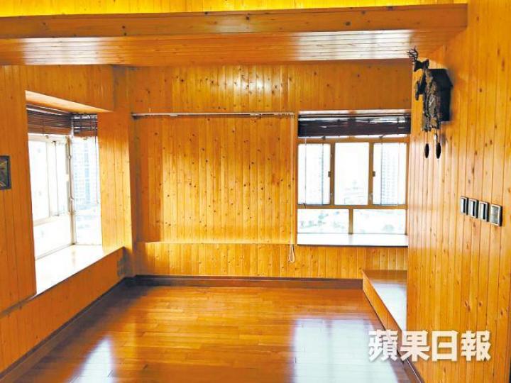 新港城劈價單位全屋牆身鋪上木材,感覺似桑拿房。 新港城劈價單位全屋牆身鋪上木材,感覺似桑拿房。