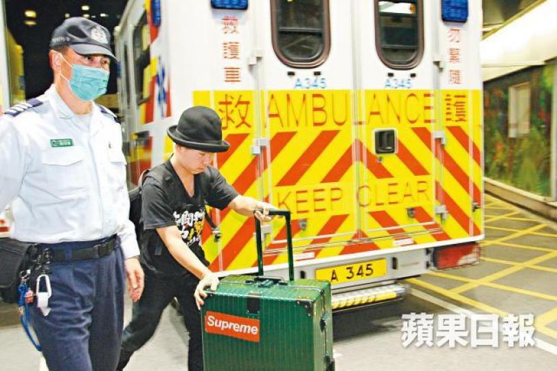 左後腦紅腫受傷,阿宏送院縫針後,情況並無大礙。阿宏指街頭賣藝所得會用作添置道具。 左後腦紅腫受傷,阿宏送院縫針後,情況並無大礙。阿宏指街頭賣藝所得會用作添置道具。