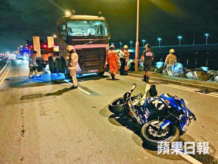 大嶼山南環路電單車與拖頭相撞,鐵騎士捲入車底亡。 大嶼山南環路電單車與拖頭相撞,鐵騎士捲入車底亡。