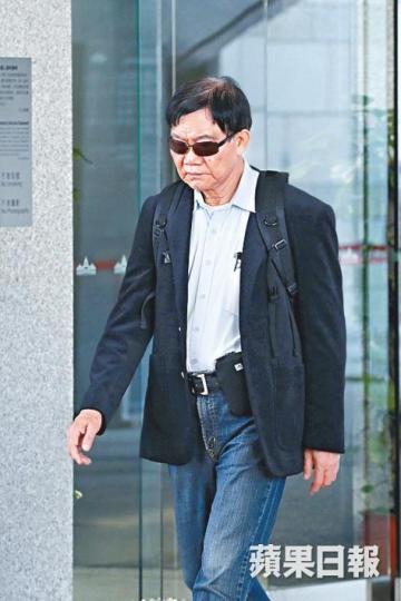 死者父親質疑保安無即時視察天台。死者母親在庭上低頭啜泣。 死者父親質疑保安無即時視察天台。死者母親在庭上低頭啜泣。