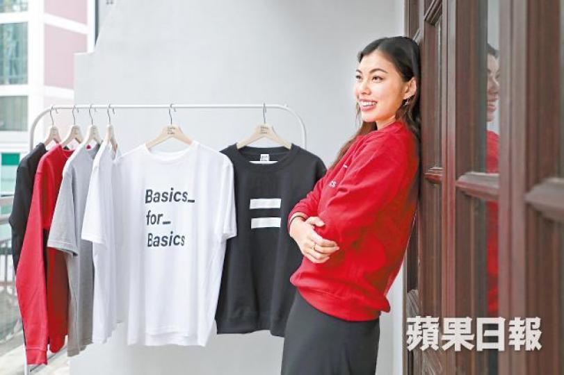 王曼喜大方承認是同性戀者，指每個人都有權去愛，有權尋找快樂。王曼喜（中）生長於開通家庭，一家人相親相愛。