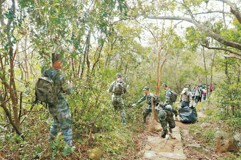 解放軍早前穿軍服到郊園為山竹風災善後,被指違反《駐軍法》。 解放軍早前穿軍服到郊園為山竹風災善後,被指違反《駐軍法》。