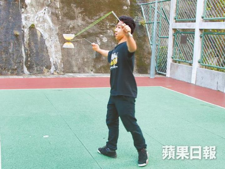 阿宏即場向記者示範扯鈴,表現純熟有板有眼。劉永明攝 阿宏即場向記者示範扯鈴,表現純熟有板有眼。劉永明攝