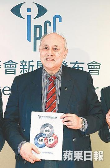 監警會主席梁定邦稱早前曾與警務處長盧偉聰討論警車內設閉路電視。 監警會主席梁定邦稱早前曾與警務處長盧偉聰討論警車內設閉路電視。