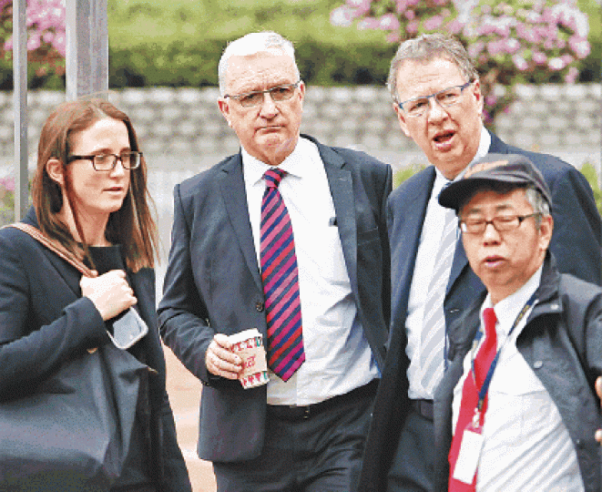 胡宏利（左二）指補做紀錄是為了符合屋宇署監控要求。許頌明攝