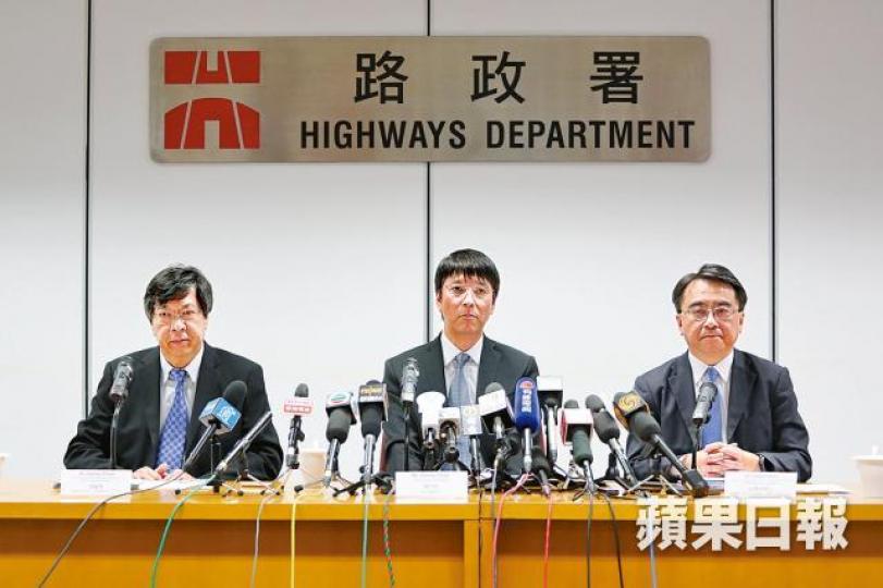 路政署與港鐵昨公佈鑿石屎計劃；左起：港鐵工程處總經理周蘇鴻、路政署署長陳派明及港鐵常務總監金澤培。陳善南攝