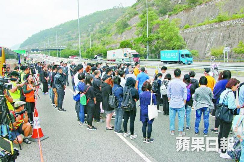 青衣長青公路六死車禍其中四名死者的家屬昨日路祭,由道士在場招魂。詹家志攝顏浩斌(小圖)的未婚妻(中)拜祭後需由親友攙扶離開。的士司機呂志遠的妻子拜祭期間跪地嚎哭。上周五旅遊巴撼的士車禍造成6死31傷。 青衣長青公路六死車禍其中四名死者的家屬昨日路祭,由道士在場招魂。詹家志攝顏浩斌(小圖)的未婚妻(中)拜祭後需由親友攙扶離開。的士司機呂志遠的妻子拜祭期間跪地嚎哭。上周五旅遊巴撼的士車禍造成6死31傷。
