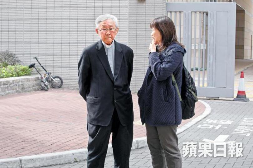 陳日君昨以辯方事實和品格證人身份出庭。李潤芳攝9.28警方施放催淚彈，陳日君指當時被困於添美道。陳日君坦言很欣賞三子；圖為傘運期間陳安慰正在哭泣的戴耀廷。傘運期間，陳累極在政總外席地小休。