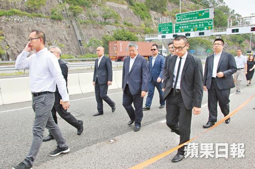 冠忠主席黃良柏(中)到場拜祭。 冠忠主席黃良柏(中)到場拜祭。